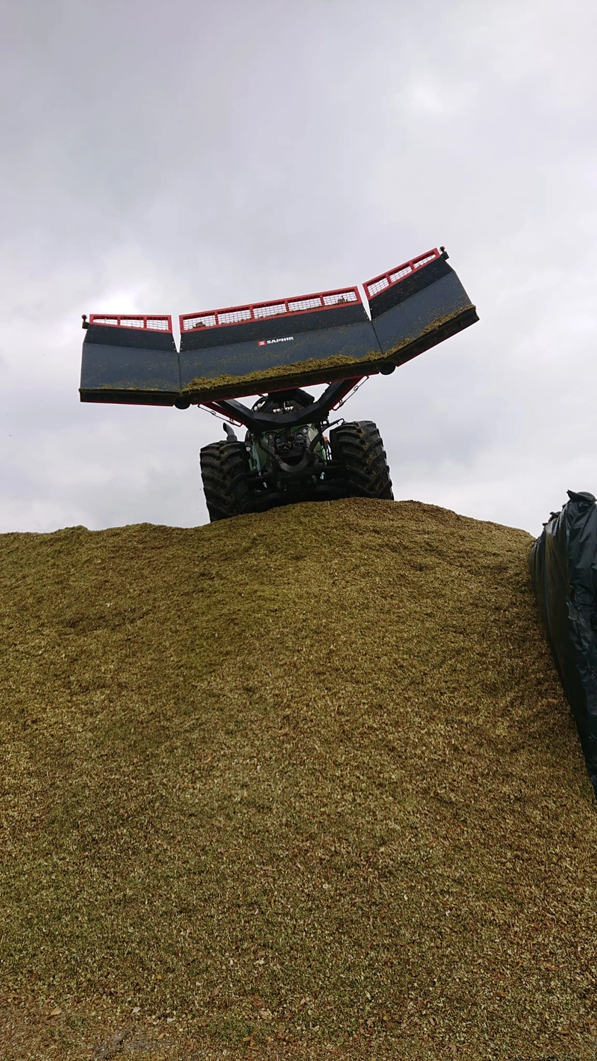 Agrargemeinschaft Holthusen e.G. - Landwirtschaftlicher - Traktor mit speziellem landwirtschaftlichen Anbaugerät