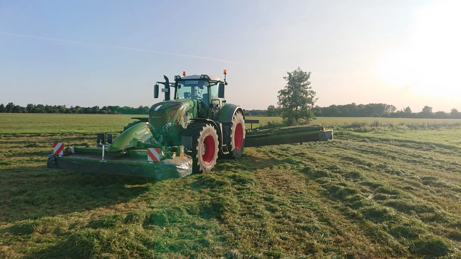 Agrargemeinschaft Holthusen e.G. - Landwirtschaftlicher - Fendt 724 Vario Traktor mit Dreifachmähwerk