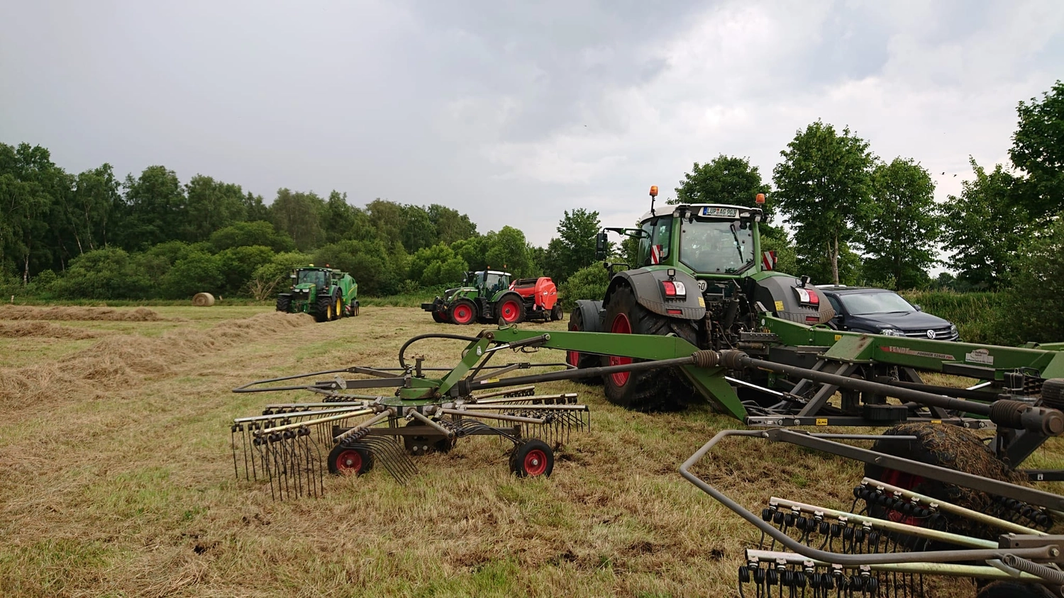 Agrargemeinschaft Holthusen e.G. - Landwirtschaftlicher - Ehemaliger Fendt-Kreiselschwader, eine landwirtschaftliche Maschine zur Heuernte