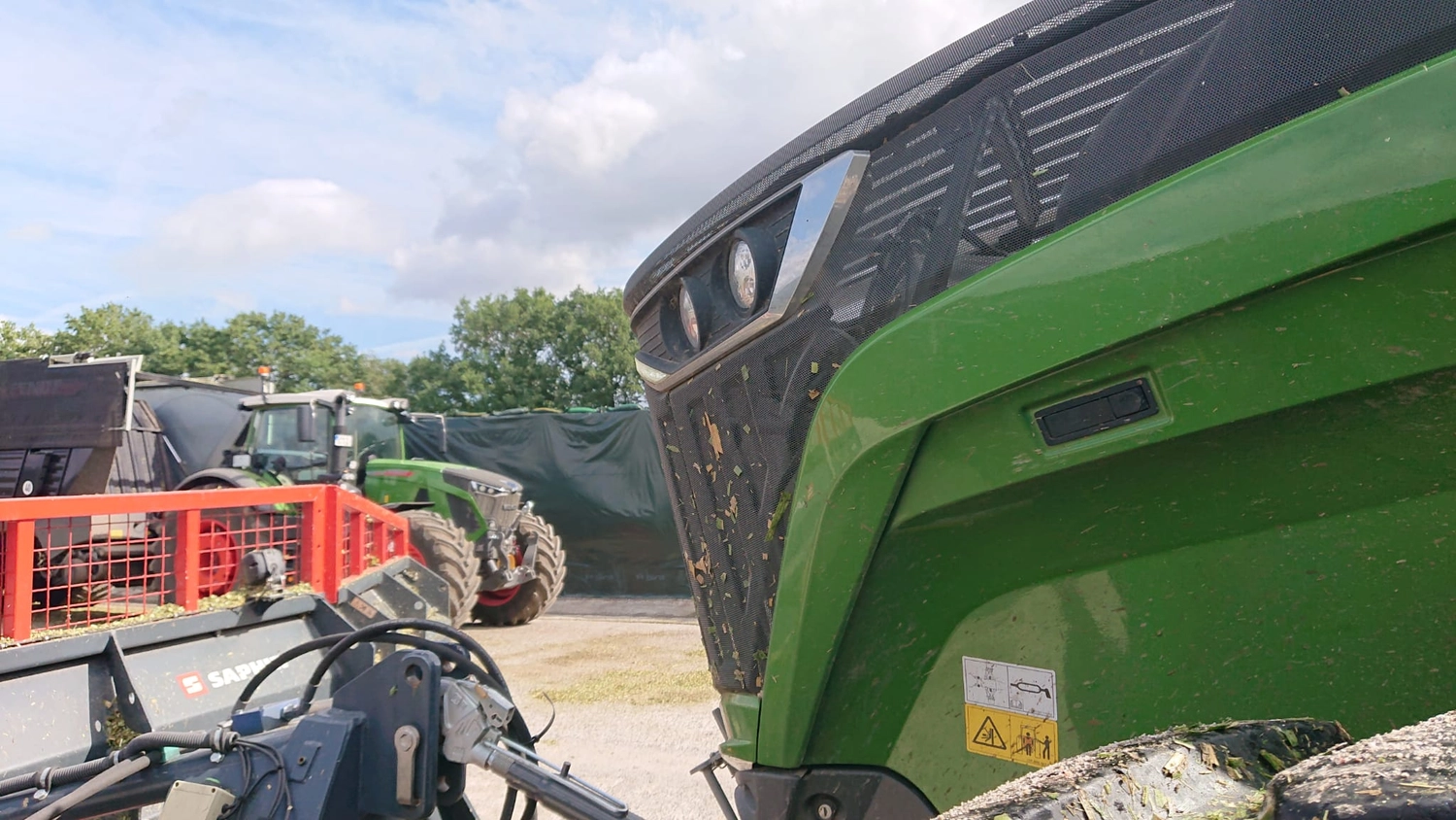 Agrargemeinschaft Holthusen e.G. - Landwirtschaftlicher - Nahaufnahme eines grünen Fendt-Traktors