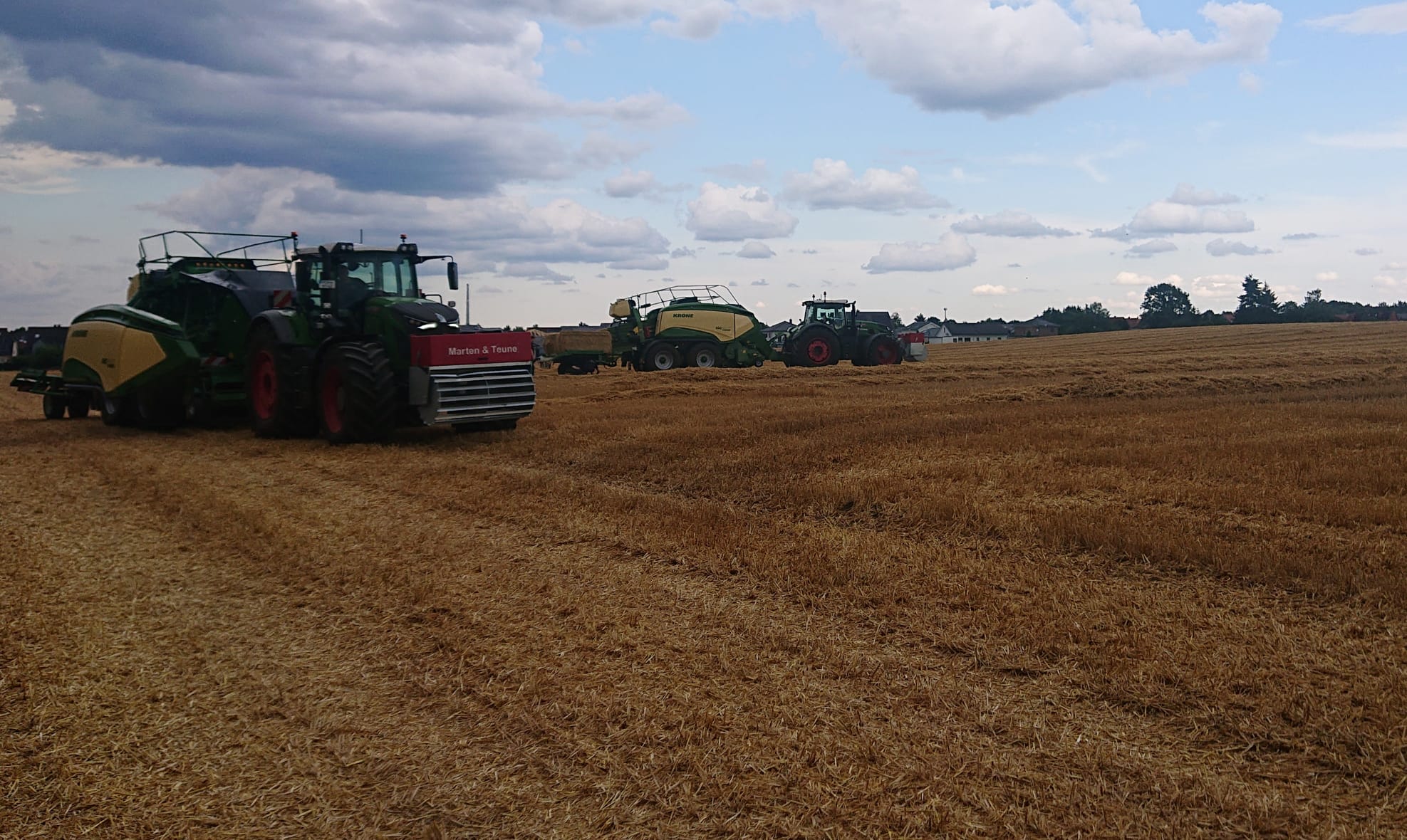 Agrargemeinschaft Holthusen e.G. - Landwirtschaftlicher - Zwei Krone Großpackenpressen mit Fendt Traktoren auf dem Stoppelfeld